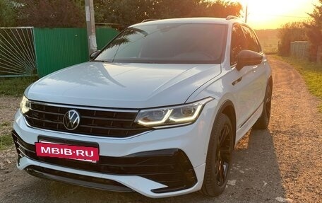 Volkswagen Tiguan II, 2021 год, 3 990 000 рублей, 2 фотография