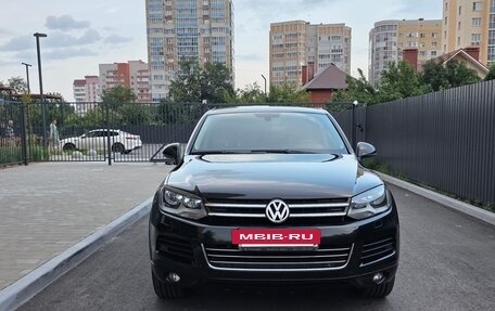 Volkswagen Touareg III, 2011 год, 1 890 000 рублей, 2 фотография
