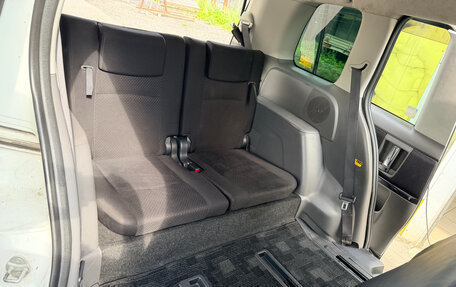 Toyota ISis I, 2004 год, 535 000 рублей, 7 фотография