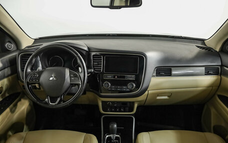 Mitsubishi Outlander III рестайлинг 3, 2020 год, 2 199 000 рублей, 10 фотография