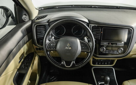 Mitsubishi Outlander III рестайлинг 3, 2020 год, 2 199 000 рублей, 11 фотография