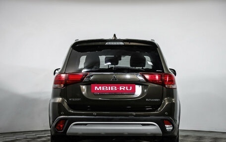 Mitsubishi Outlander III рестайлинг 3, 2020 год, 2 199 000 рублей, 6 фотография
