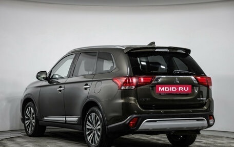 Mitsubishi Outlander III рестайлинг 3, 2020 год, 2 199 000 рублей, 7 фотография