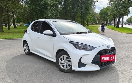 Toyota Yaris, 2021 год, 1 070 000 рублей, 3 фотография