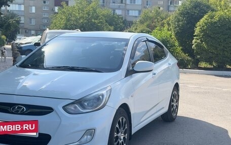 Hyundai Solaris II рестайлинг, 2012 год, 700 000 рублей, 3 фотография