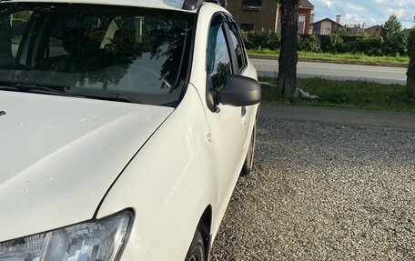 Renault Logan II, 2018 год, 700 000 рублей, 3 фотография