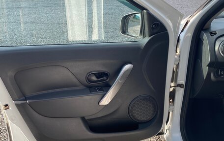 Renault Logan II, 2018 год, 700 000 рублей, 11 фотография