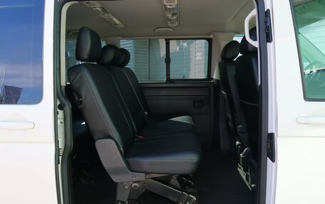Volkswagen Caravelle T6 рестайлинг, 2016 год, 2 329 000 рублей, 25 фотография