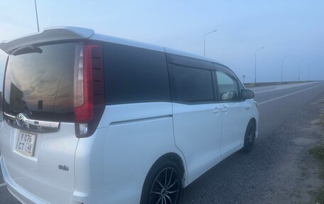 Toyota Noah III, 2015 год, 1 900 000 рублей, 5 фотография