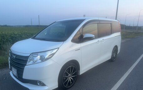 Toyota Noah III, 2015 год, 1 900 000 рублей, 7 фотография