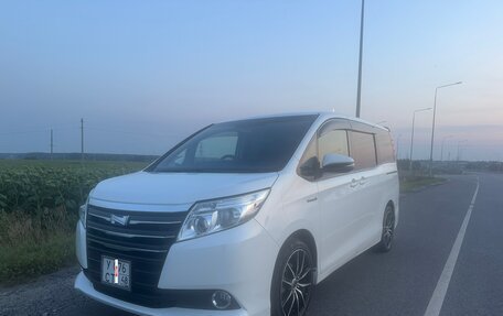 Toyota Noah III, 2015 год, 1 900 000 рублей, 8 фотография