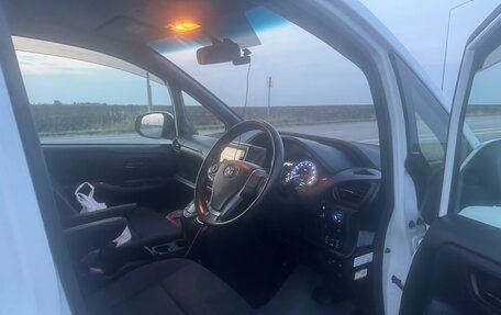 Toyota Noah III, 2015 год, 1 900 000 рублей, 3 фотография
