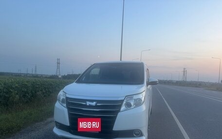 Toyota Noah III, 2015 год, 1 900 000 рублей, 9 фотография
