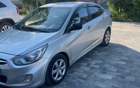 Hyundai Solaris II рестайлинг, 2011 год, 620 000 рублей, 2 фотография