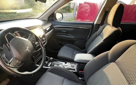 Mitsubishi Outlander III рестайлинг 3, 2021 год, 2 250 000 рублей, 5 фотография