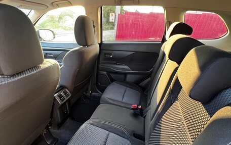 Mitsubishi Outlander III рестайлинг 3, 2021 год, 2 250 000 рублей, 6 фотография