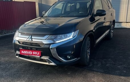 Mitsubishi Outlander III рестайлинг 3, 2021 год, 2 250 000 рублей, 2 фотография