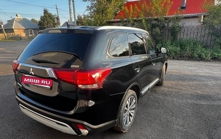 Mitsubishi Outlander III рестайлинг 3, 2021 год, 2 250 000 рублей, 3 фотография