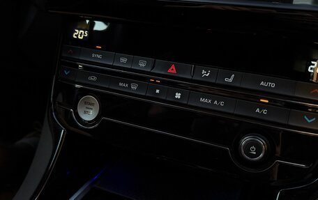 Jaguar XE I рестайлинг, 2015 год, 1 590 000 рублей, 16 фотография