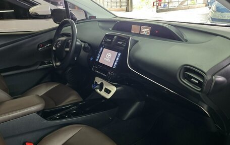 Toyota Prius IV XW50, 2017 год, 1 550 002 рублей, 11 фотография