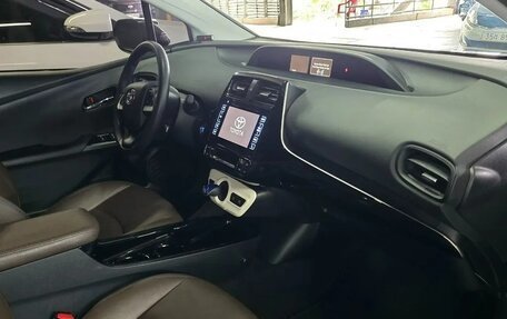 Toyota Prius IV XW50, 2017 год, 1 550 002 рублей, 9 фотография