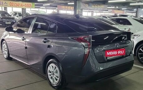 Toyota Prius IV XW50, 2017 год, 1 550 002 рублей, 3 фотография