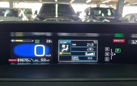 Toyota Prius IV XW50, 2017 год, 1 550 002 рублей, 16 фотография