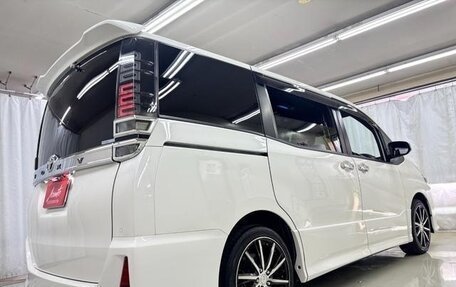 Toyota Voxy, 2022 год, 2 300 666 рублей, 10 фотография