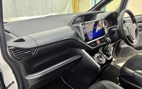 Toyota Voxy, 2022 год, 2 300 666 рублей, 22 фотография