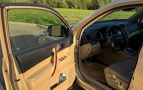 Toyota Highlander III, 2010 год, 1 800 000 рублей, 8 фотография