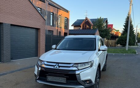 Mitsubishi Outlander III рестайлинг 3, 2015 год, 1 970 000 рублей, 2 фотография