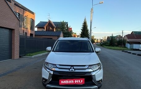 Mitsubishi Outlander III рестайлинг 3, 2015 год, 1 970 000 рублей, 4 фотография