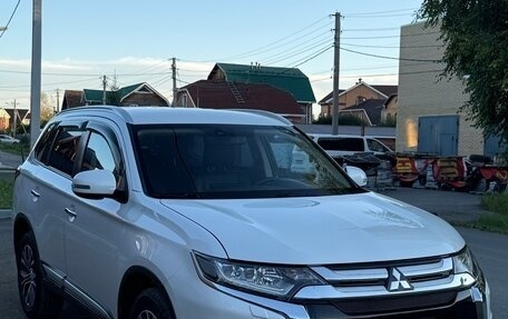Mitsubishi Outlander III рестайлинг 3, 2015 год, 1 970 000 рублей, 5 фотография