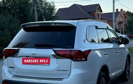 Mitsubishi Outlander III рестайлинг 3, 2015 год, 1 970 000 рублей, 7 фотография