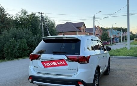 Mitsubishi Outlander III рестайлинг 3, 2015 год, 1 970 000 рублей, 8 фотография