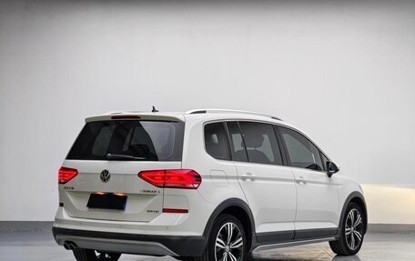 Volkswagen Touran III, 2019 год, 1 690 010 рублей, 2 фотография