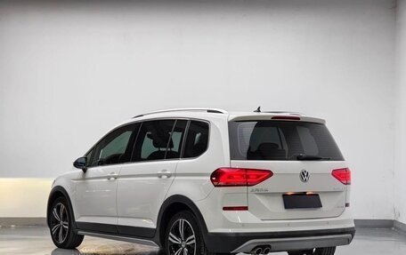 Volkswagen Touran III, 2019 год, 1 690 010 рублей, 7 фотография