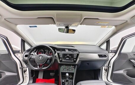 Volkswagen Touran III, 2019 год, 1 690 010 рублей, 10 фотография