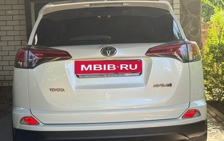 Toyota RAV4, 2018 год, 2 200 000 рублей, 4 фотография