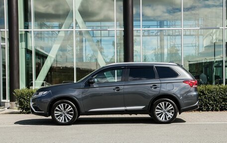 Mitsubishi Outlander III рестайлинг 3, 2019 год, 2 200 000 рублей, 7 фотография