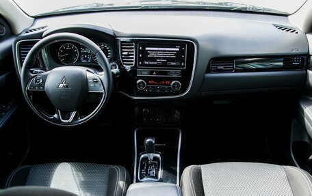 Mitsubishi Outlander III рестайлинг 3, 2019 год, 2 200 000 рублей, 15 фотография