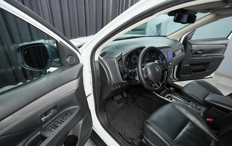 Mitsubishi Outlander III рестайлинг 3, 2021 год, 3 850 000 рублей, 8 фотография