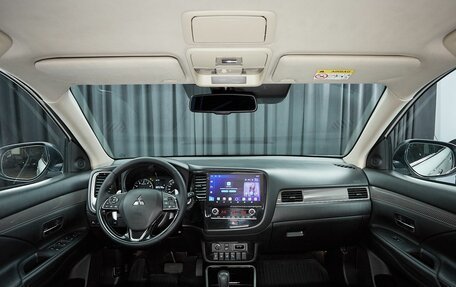 Mitsubishi Outlander III рестайлинг 3, 2021 год, 3 850 000 рублей, 7 фотография
