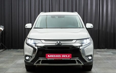 Mitsubishi Outlander III рестайлинг 3, 2021 год, 3 850 000 рублей, 2 фотография