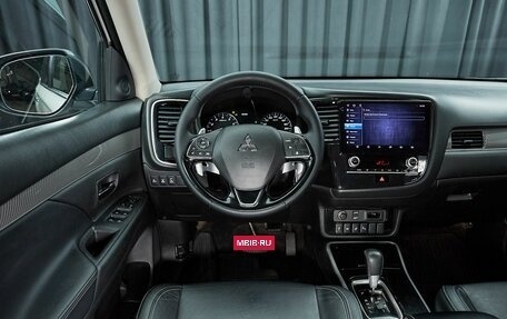 Mitsubishi Outlander III рестайлинг 3, 2021 год, 3 850 000 рублей, 9 фотография