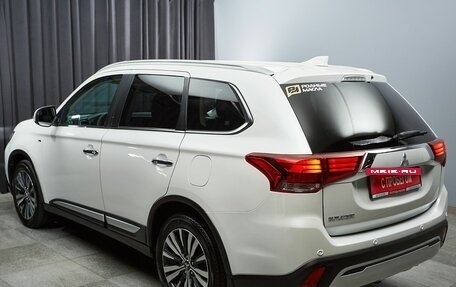 Mitsubishi Outlander III рестайлинг 3, 2021 год, 3 850 000 рублей, 6 фотография