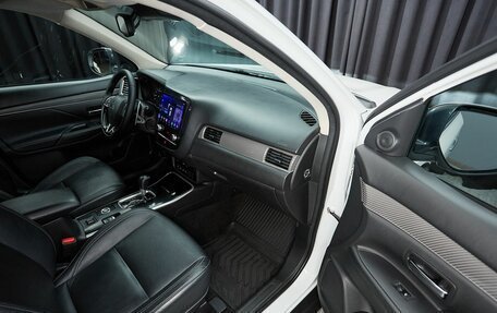 Mitsubishi Outlander III рестайлинг 3, 2021 год, 3 850 000 рублей, 13 фотография