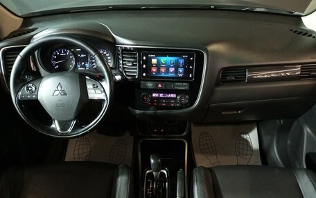 Mitsubishi Outlander III рестайлинг 3, 2018 год, 1 750 000 рублей, 8 фотография
