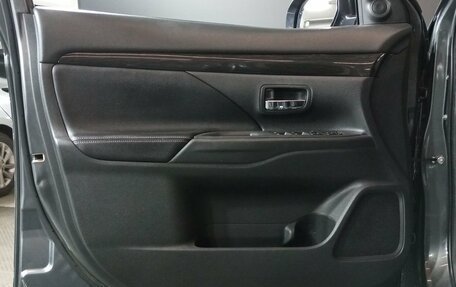 Mitsubishi Outlander III рестайлинг 3, 2018 год, 1 750 000 рублей, 13 фотография