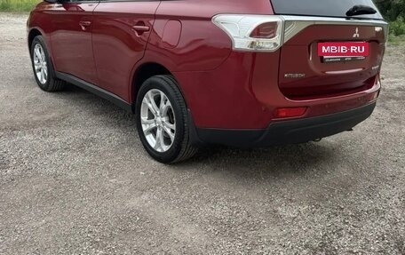 Mitsubishi Outlander III рестайлинг 3, 2013 год, 1 390 000 рублей, 2 фотография